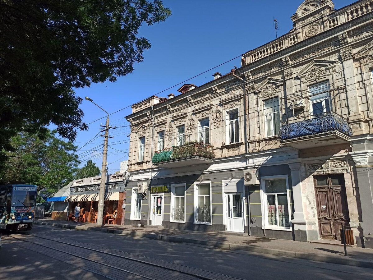 Евпатория. У нас квартира с балконом, точнее - с половиной балкона (зеленого цвета)