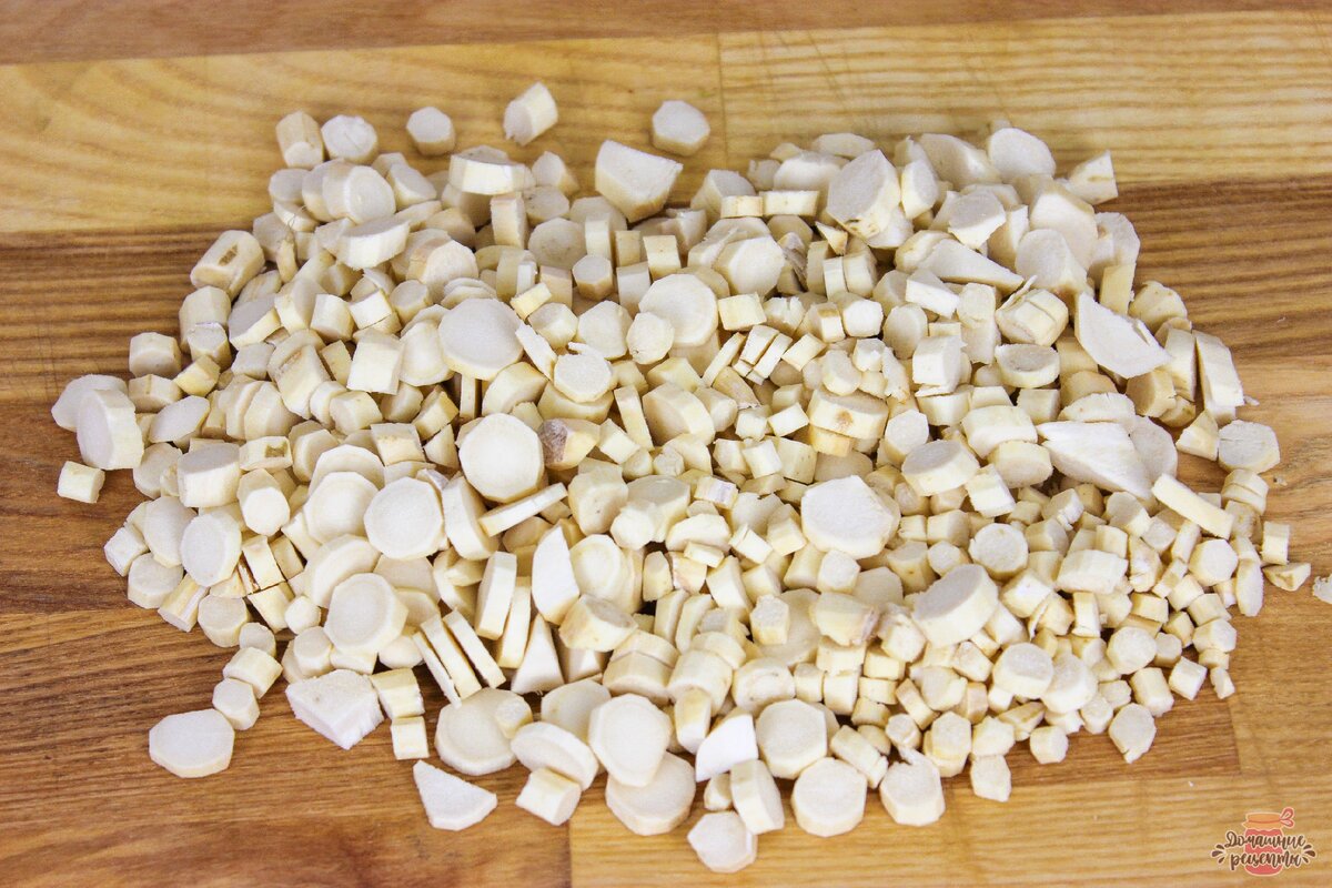 Хрен помыть, очистить, мелко порезать, измельчить через мясорубку, только тогда вместе с помидорами и чесноком, так как хрен может забить мясорубку.