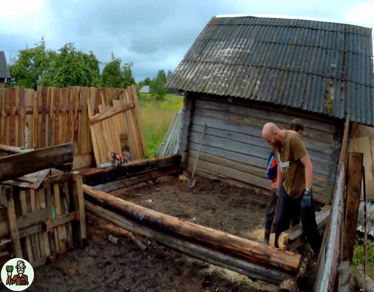 • Зола из печки разводится в ведре воды и опрыскивается дом, мебель и обязательно стайка, курятник и тд.;