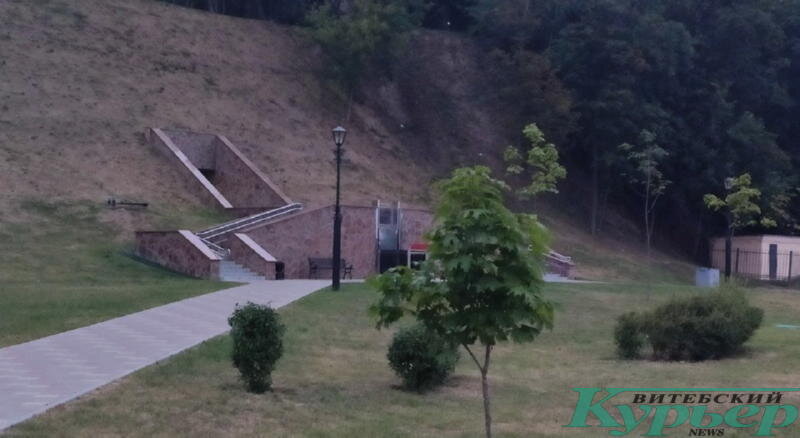 Туалет построили в склоне горы. Фото Саши Май