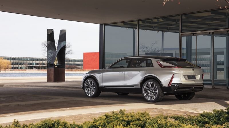 Сильно наклоненное заднее стекло делает из автомобиля внедорожник ©Cadillac