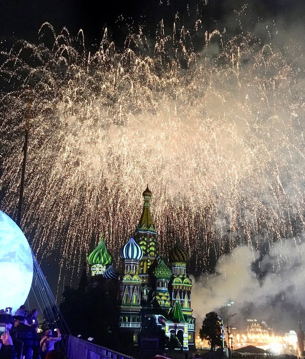 Салют в москве можно. Салют в Москве. Фейерверк в Москве. Новогодний салют в Москве. Салют "красная площадь".