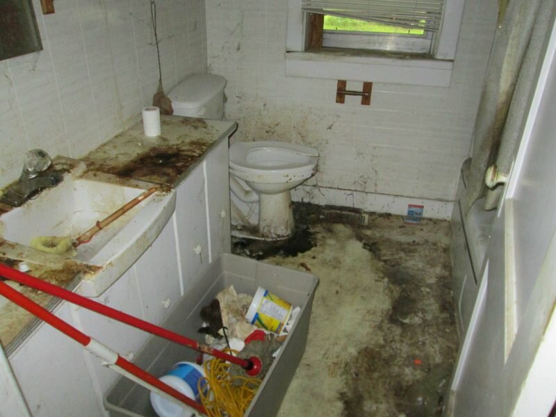 Сонник видела грязного. Грязная квартира. ЗАСРАННАЯ ванная комната. Грязь в квартире. Грязно в доме.