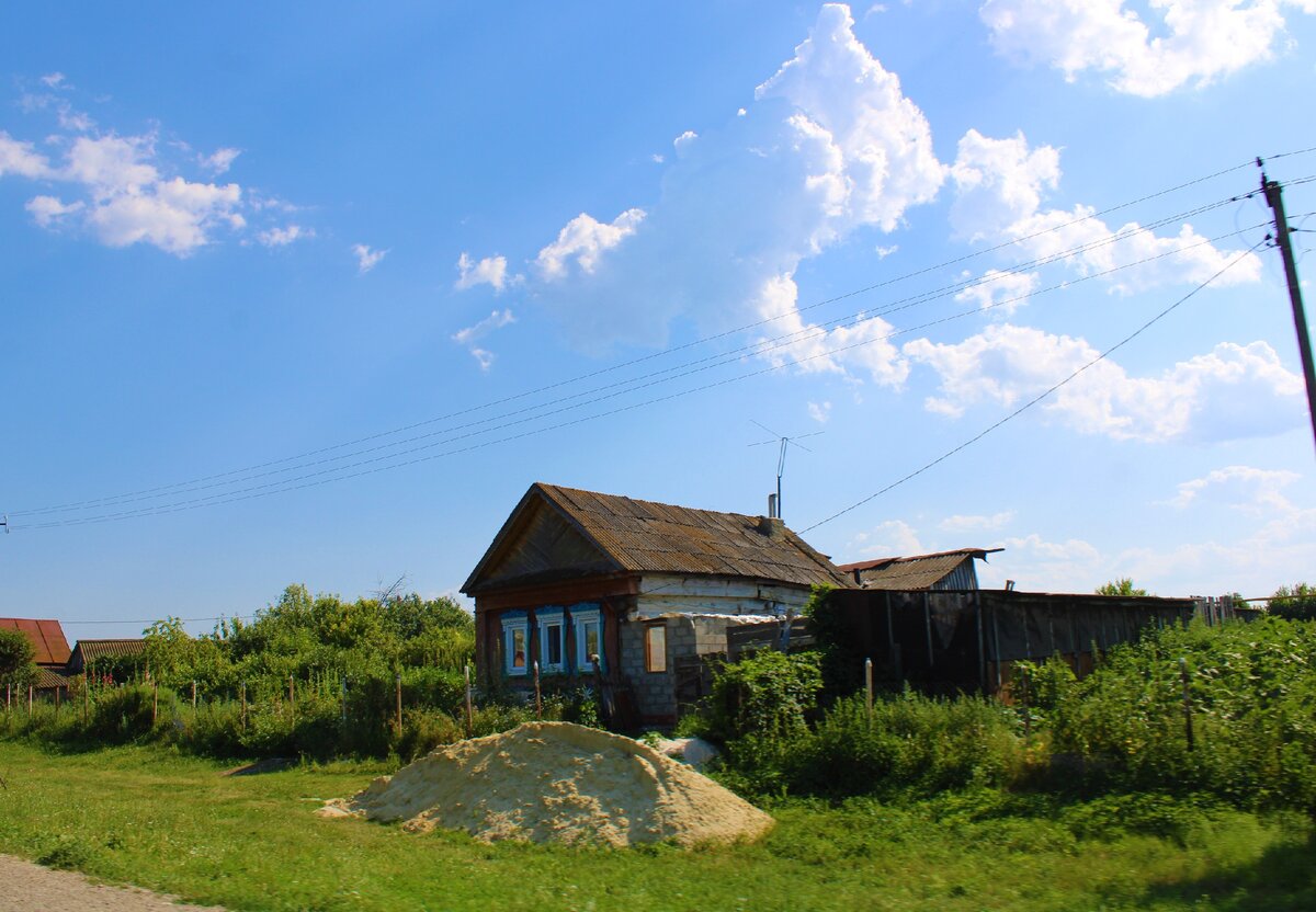 Старинное село России Тушна за которым открываются красоты Сенгилеевских гор