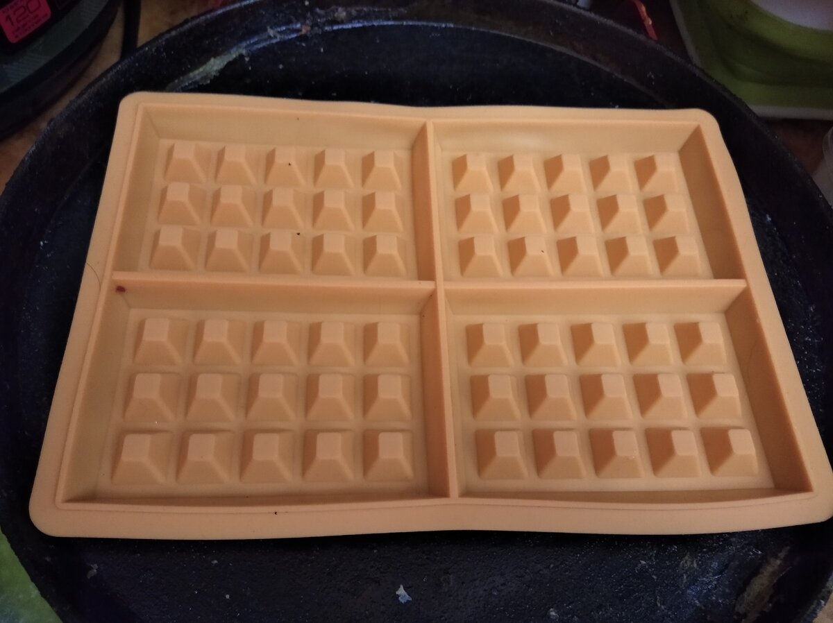 Форма лежит в сковороде диаметром 30 см. Если не влезло бы, я бы отрезала половину😀