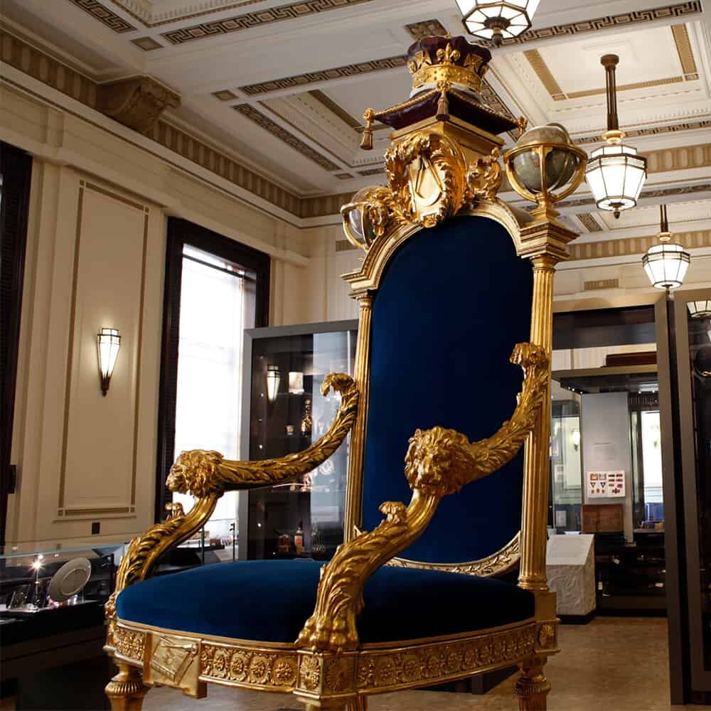 230-летний трон из экспозиции Музея масонства. Фото: Barry W Hughes/Museum of Freemasonry