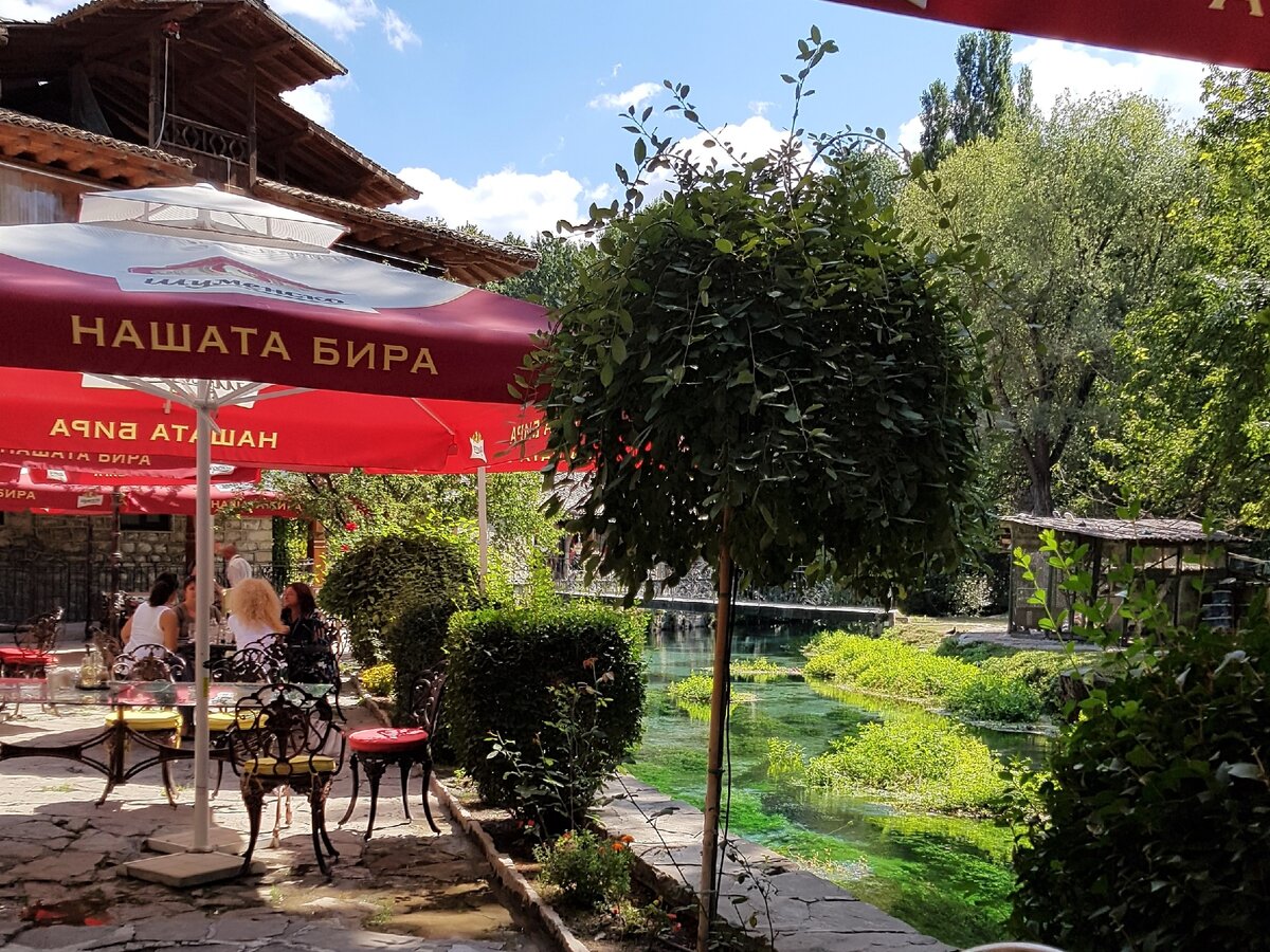 Летняя открытая терраса во сто крат живописнее любых закрытых ресторанных залов.