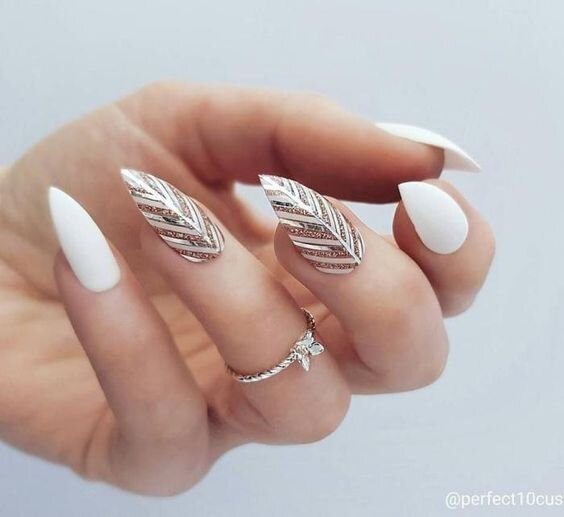 Дизайн ногтей миндаль с полосками из фольги (31 фото)