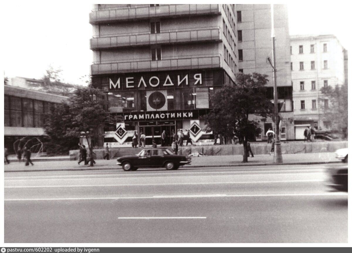 Магазин "Мелодия" в доме №22, 1985. Фото Г. Иванова, с сайта www.pastvu.com.