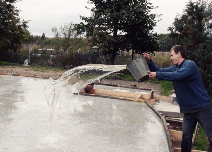 Картинка взята из открытого источника для иллюстраии содержания публикации и в качестве примера, как можно поливать асфальт, если нет под рукой длинного шланга