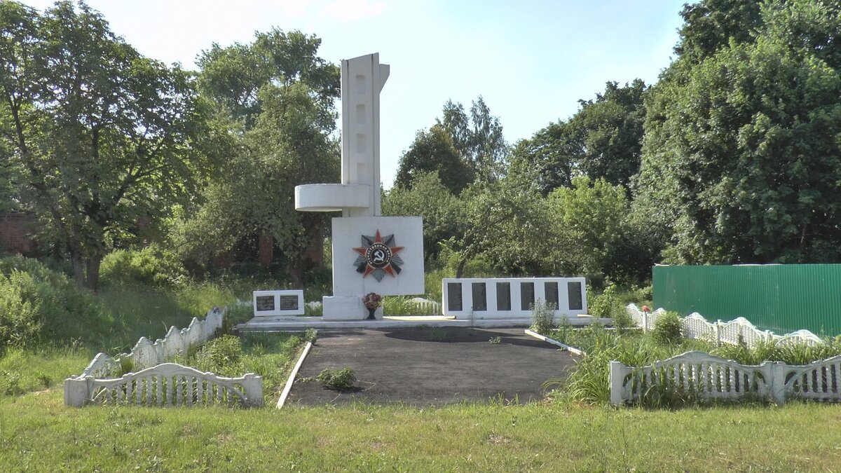 Памятник в центре села Летяхи, Красногорский район, Брянская область.