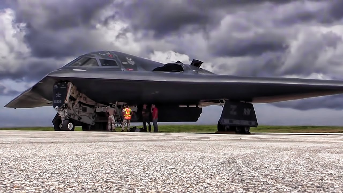 Б 2в 42. B-2 Spirit: стелс-бомбардировщик. Стелс бомбардировщик б2. B-2 Spirit Stealth Bomber. Бомбардировщик США b2.