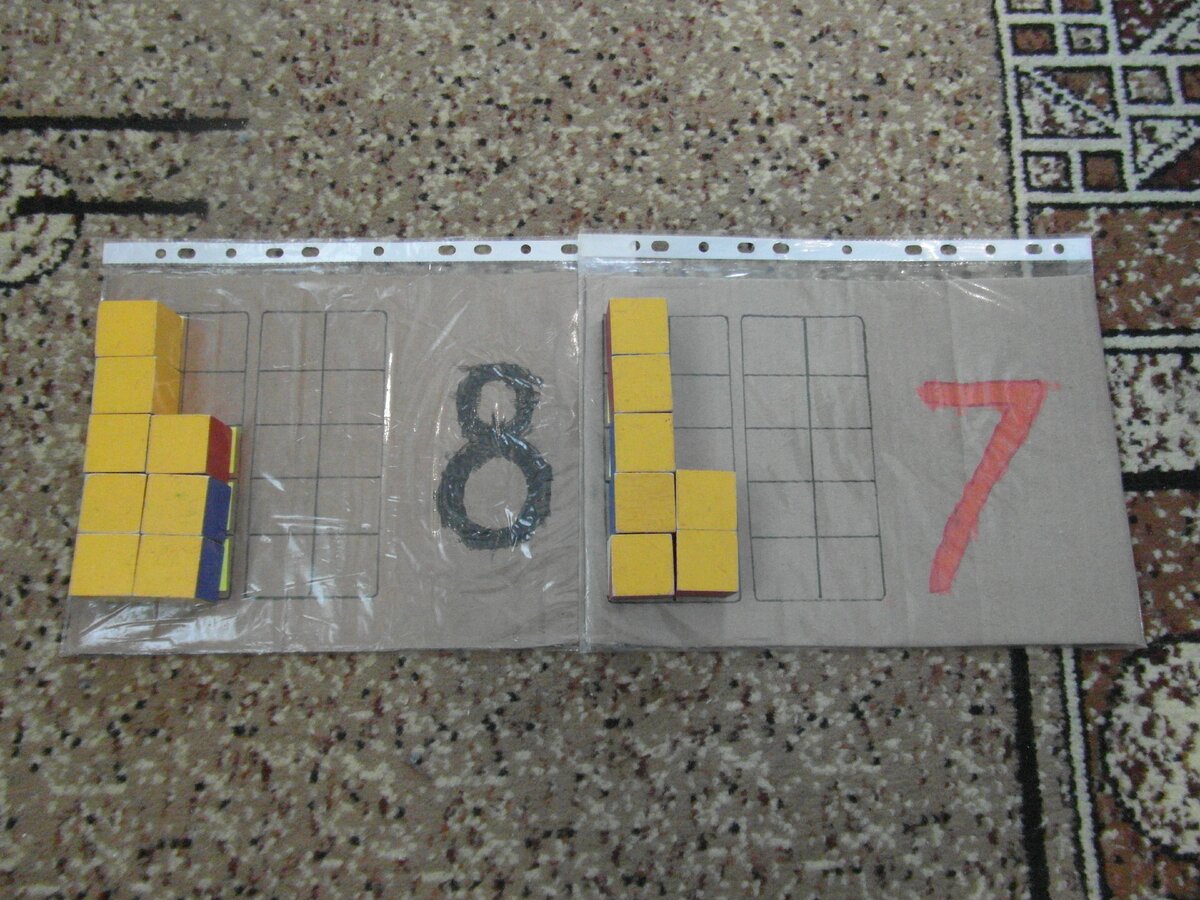 Картонки А4 с цифрами и клетками, кубики Никитина как счётный материал. Фото автора