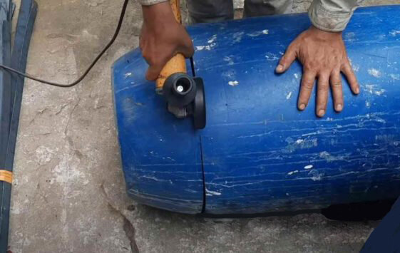 Процесс изготовления лодки - вырезаем дно из пластиковых бочек и верхнюю часть!