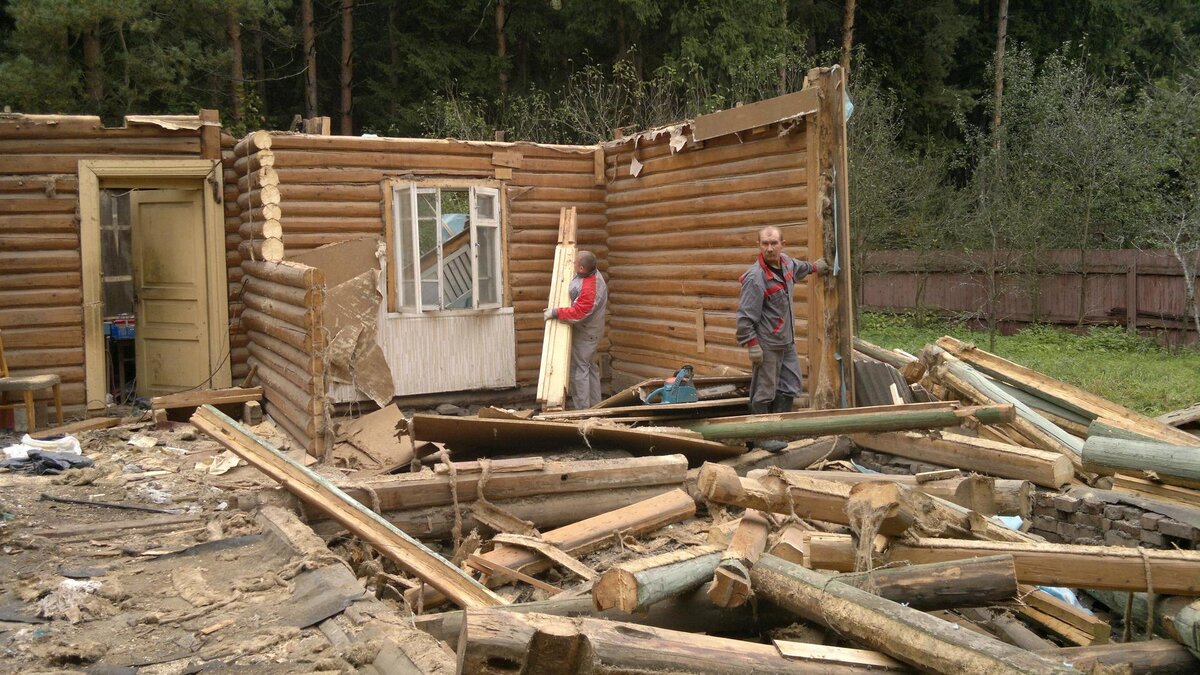 Демонтаж деревянного дома