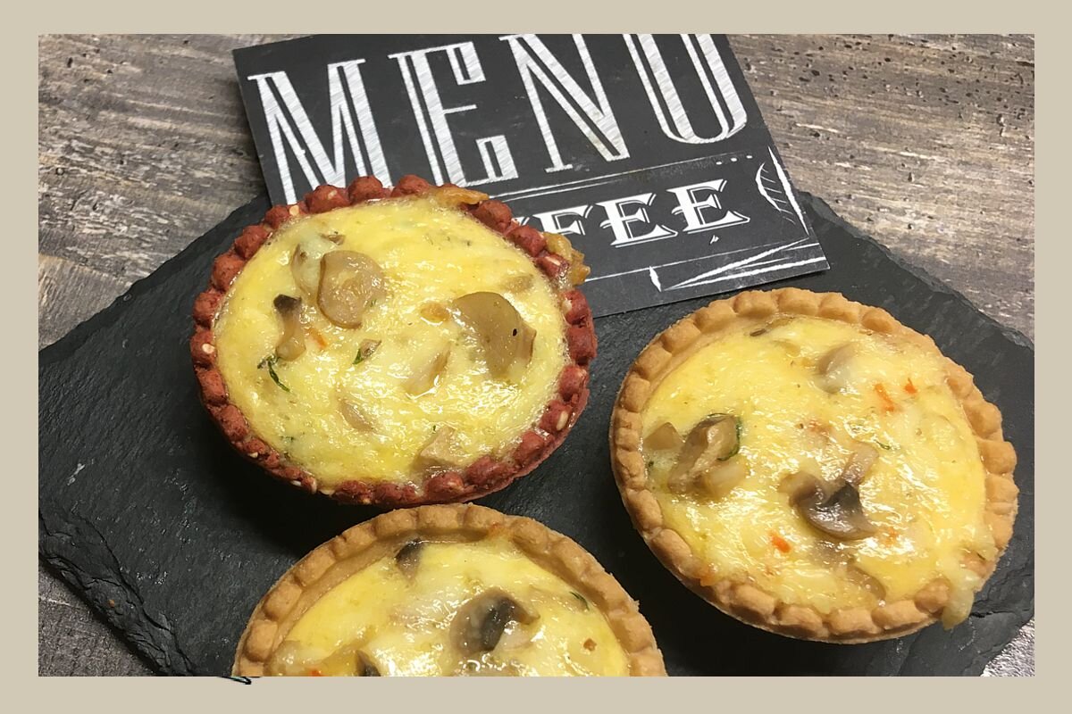 Мини-пицца с паприкой и грибами.