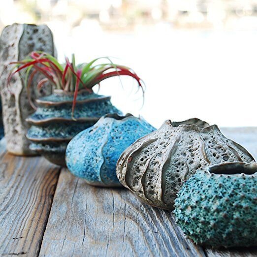 Не идеально ровные края, неполная симметрия - все это играет на руку тем, кто с отсутствием опыта работы на гончарном круге хочет сделать вазы в современном стиле