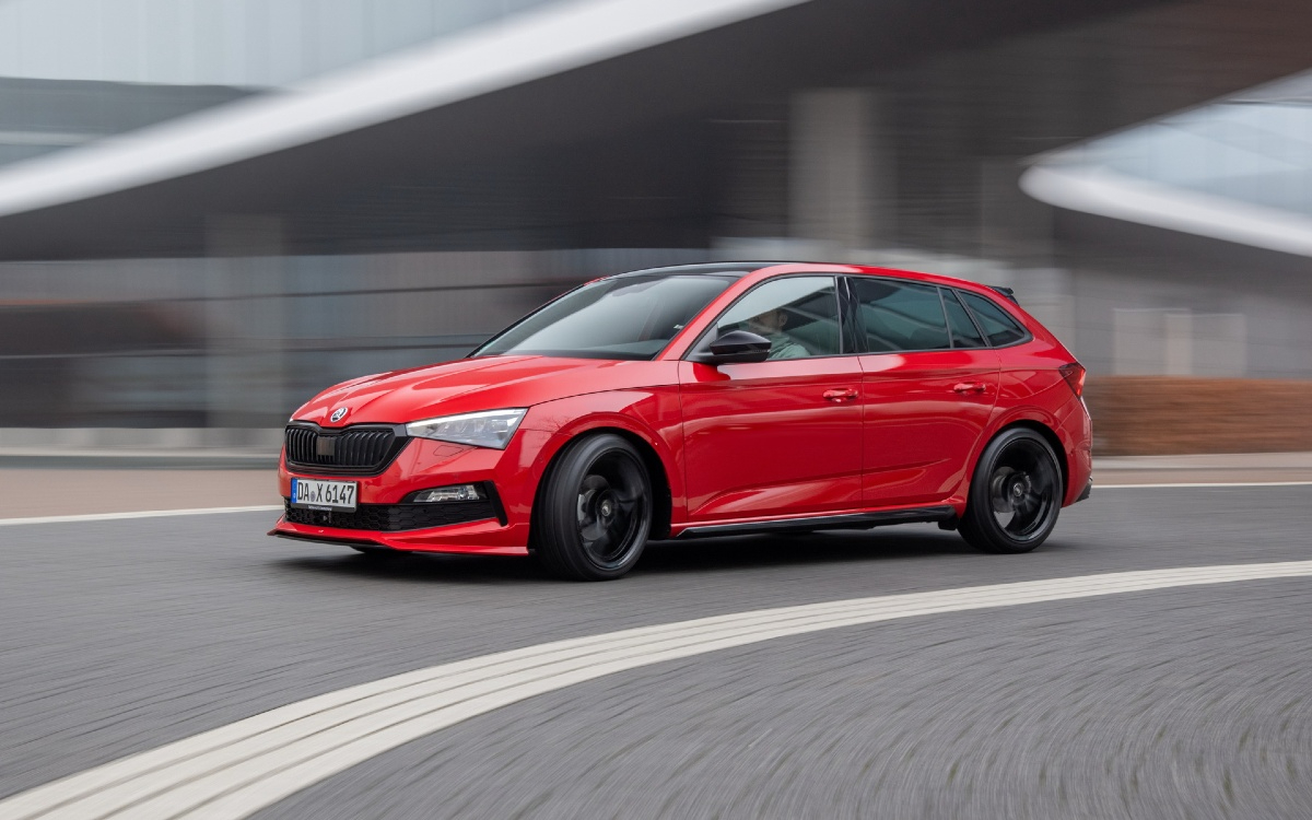 Skoda Scala Edition S поступит в продажу в Германии на следующей неделе. Стоимость спортивного хэтчбека составила 33 790 евро, что эквивалентно примерно 3 млн рублей. 
