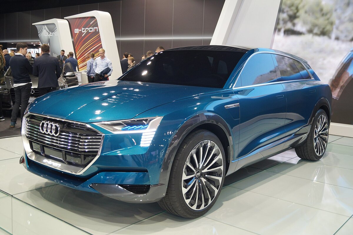 Audi e tron вид спереди
