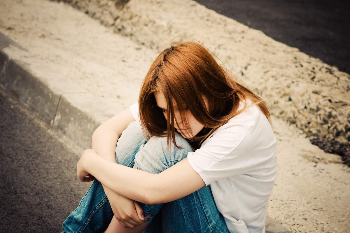 Girl sitting on her face. Грустная девочка подросток. Печальная девушка. Одинокая девочка подросток. Грустная девушка подросток.