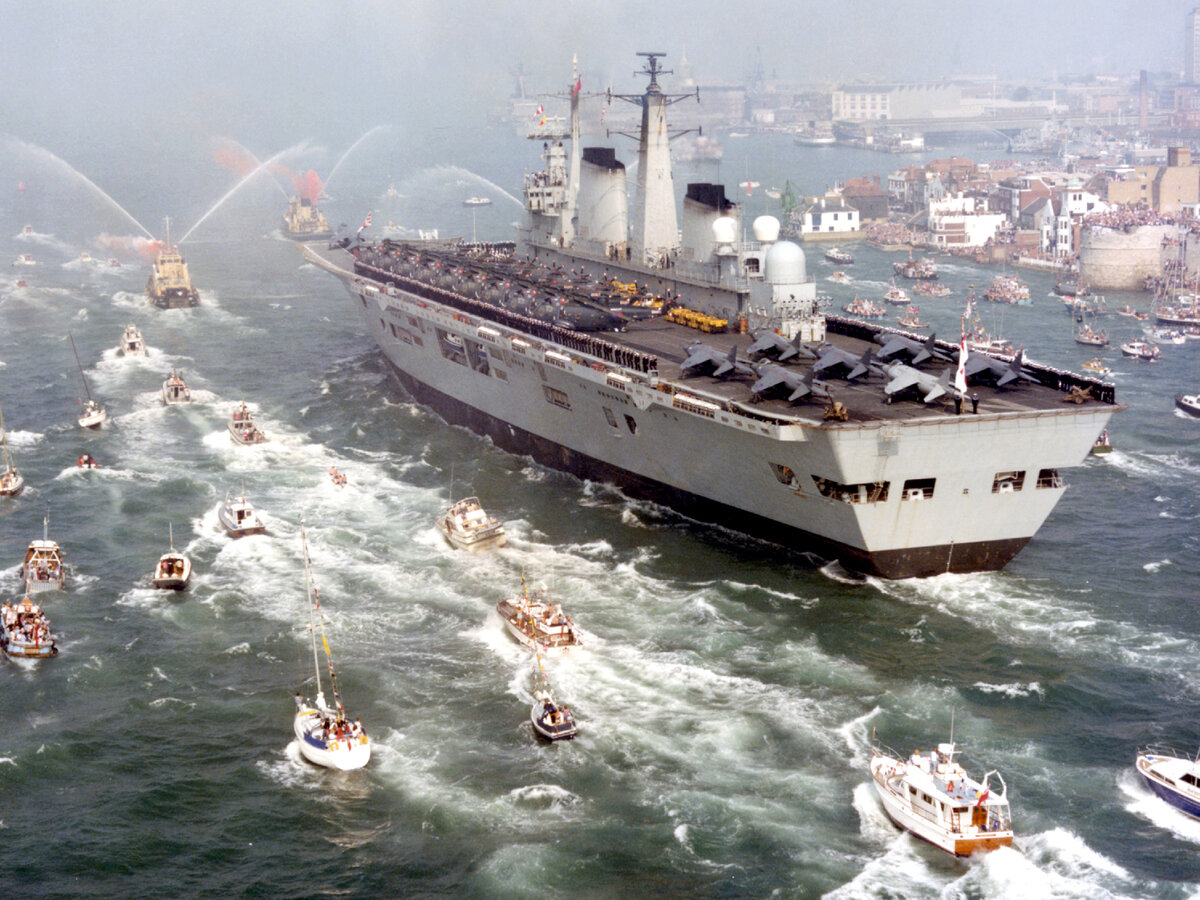 Авианосец "Инвинсибл" возвращается домой с победой. 1982 г. (Фото Royal Navy / © Crown copyright / Open Government License / www.defenceimagery.mod.uk)