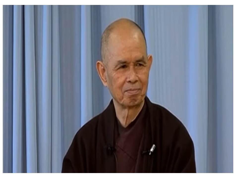 Известный буддийский монах Тит Нат Хан собственной персоной. Вообще, в этом есть некий оксюморон - известный буддийских монах, ведь мы привыкли считать, что монахи ведут замкнутый образ жизни, тем более буддийские с их аскетичным отношением к жизни. Но времена меняются, и теперь у них есть возможность нести своё послание в массы.