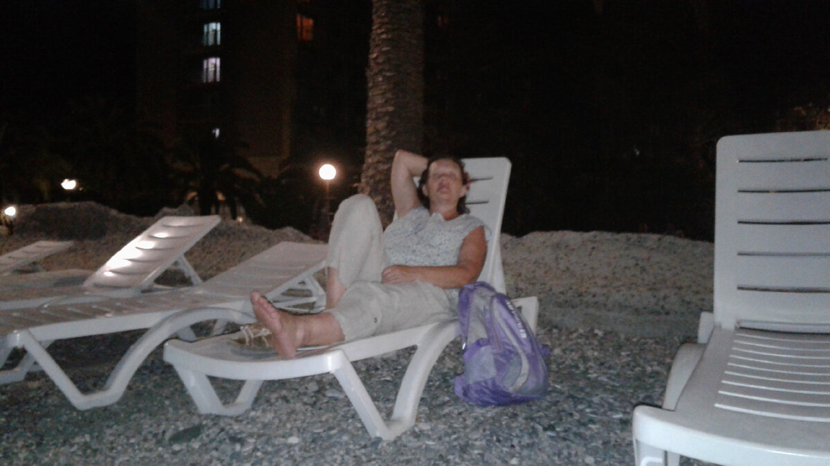 Гагра, вечером на набережной) Потом оказалось, что это закрытая территория какого-то санатория