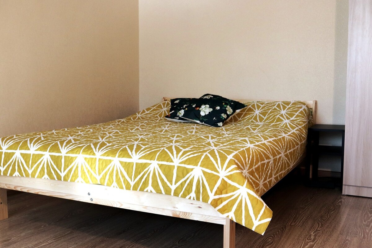 Яркое покрывало - находка с Wildberries, наволочки тёмно-зелёного цвета с флористическим принтом нашла  в Галамарте