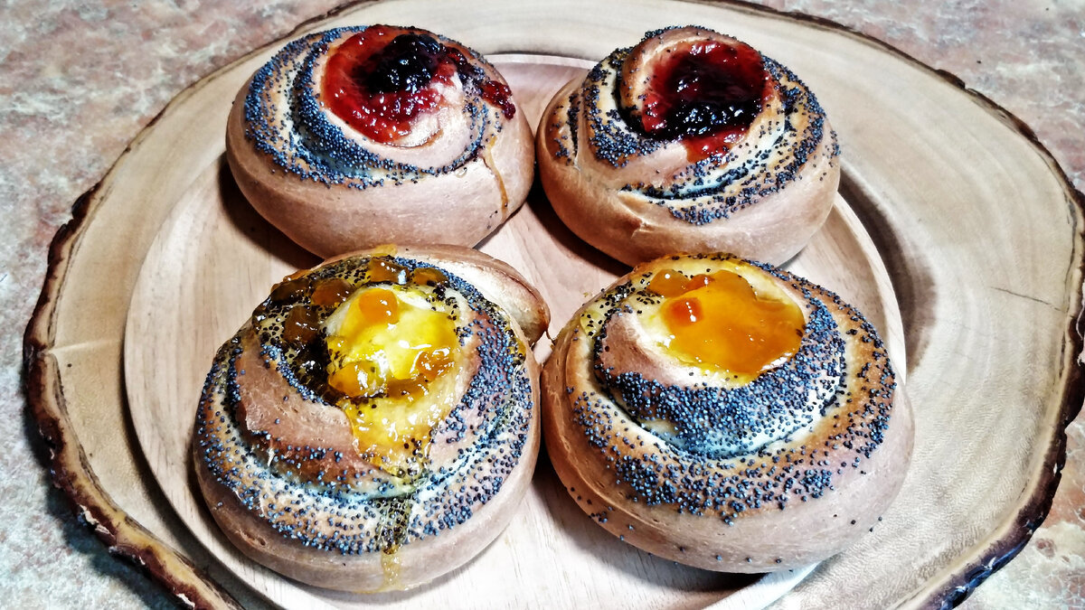 Булочки с маком и джемом