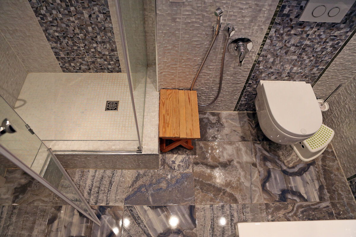 Ванная комната с нейтральной сантехникой