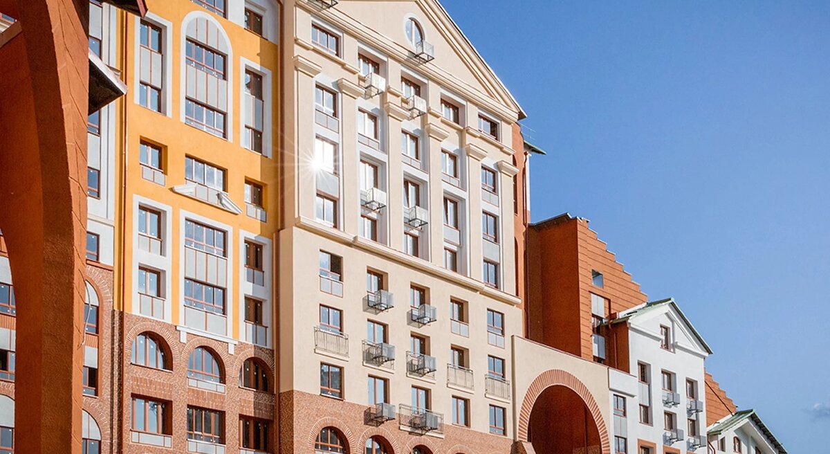 Даже в пасмурный зимний день в жилом квартале будет солнечная атмосфера — ее дарят фасады в теплых карамельных, бежевых и молочных оттенках
