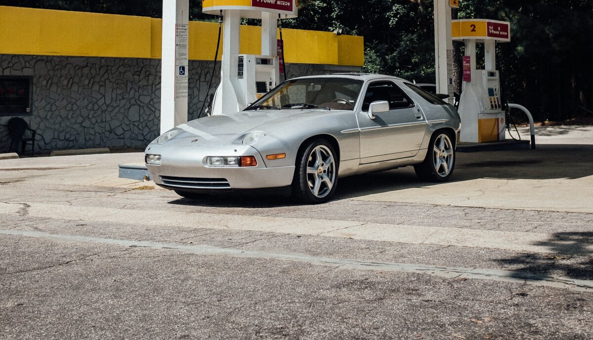 Porsche 928, на котором ездил Том Круз в фильме 