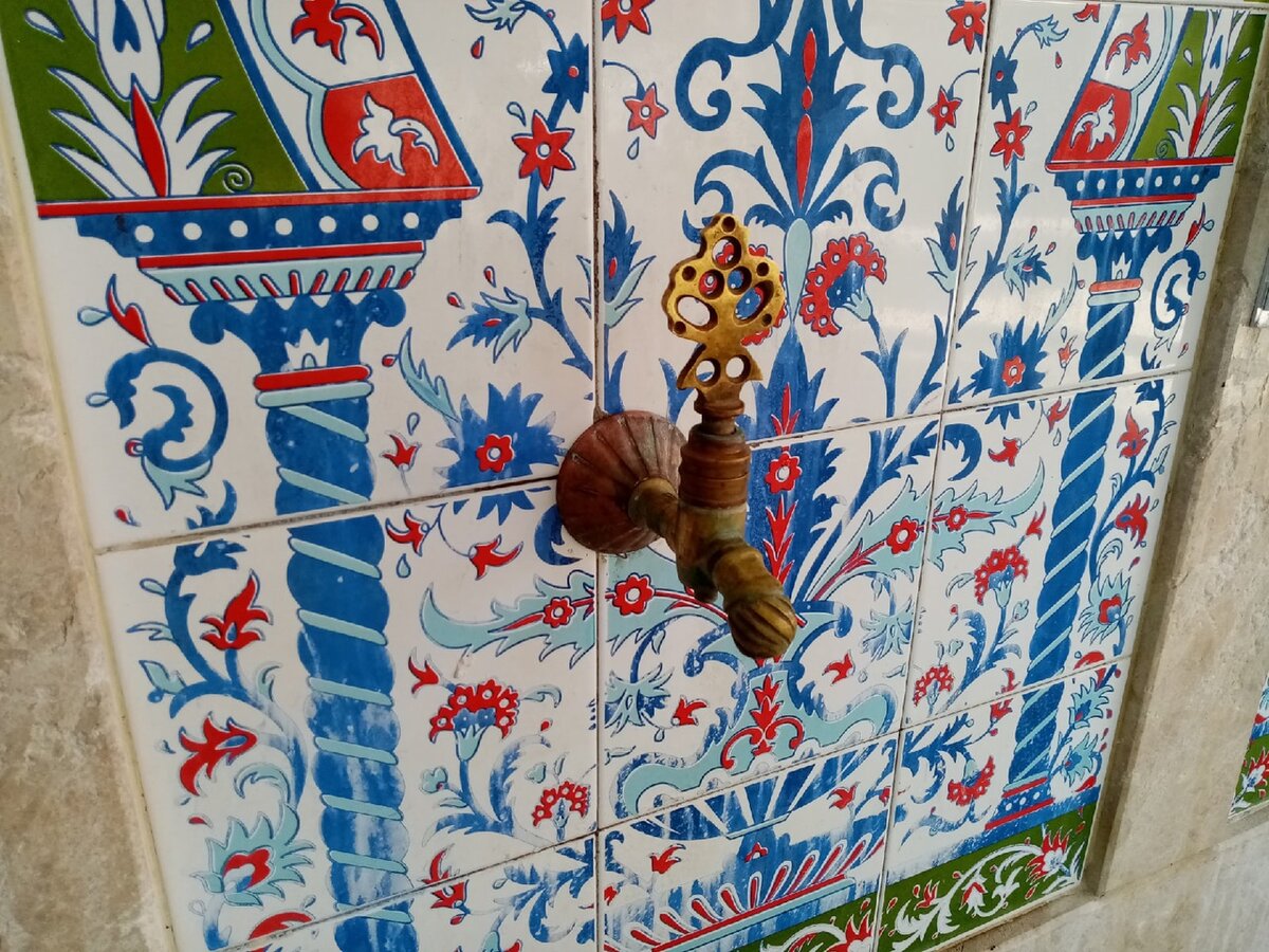 фото автора. Умывальник возле мечети. Руки, ноги и лицо нужно мыть перед молитвой пять раз в день. 