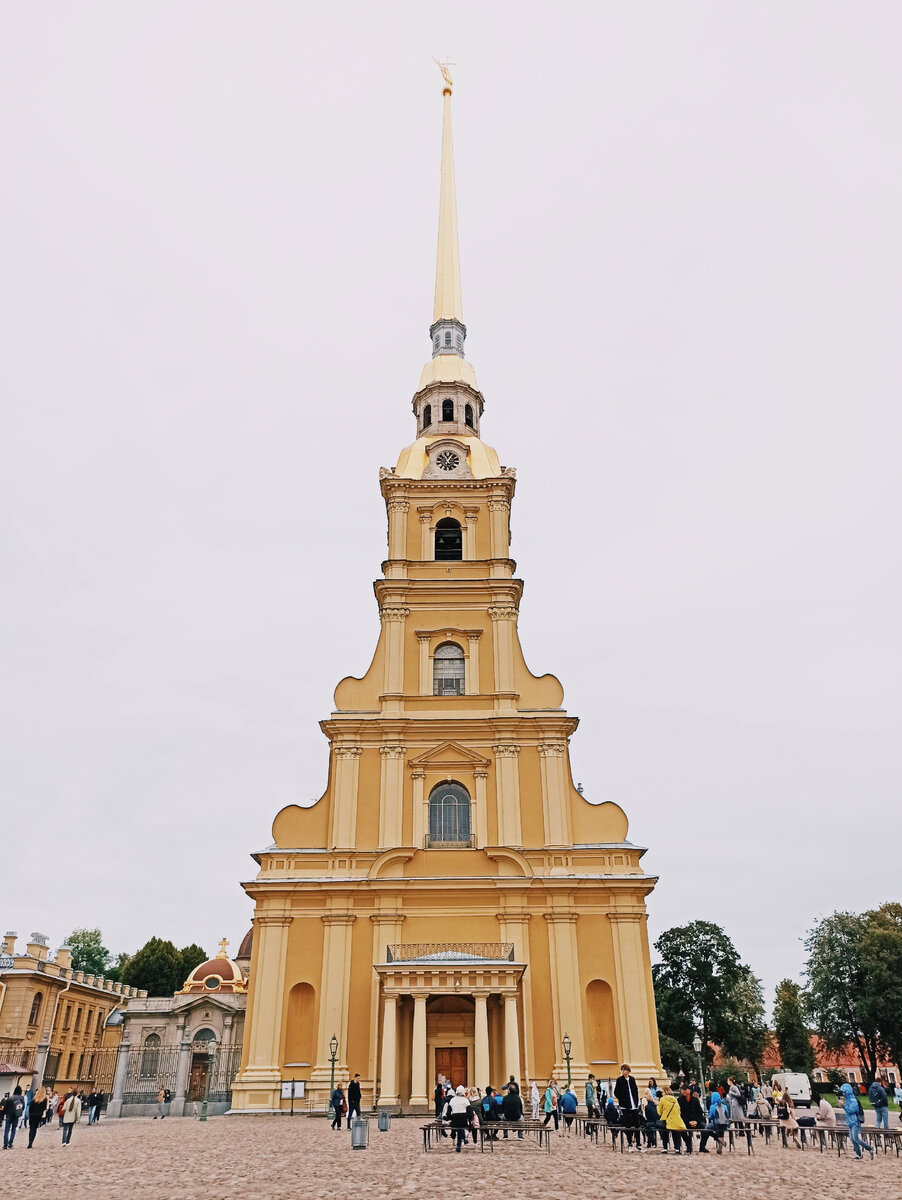 Главный фасад, выходящий на Соборную площадь