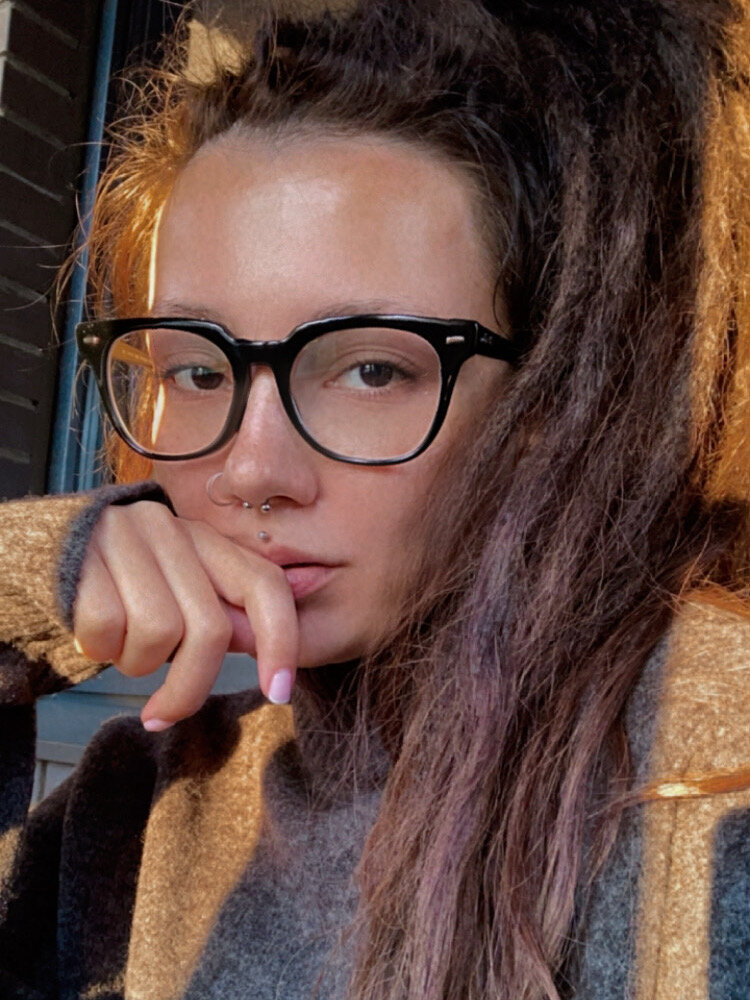 Фото автора. Сижу греюсь на солнышке в тёплом свитерке 