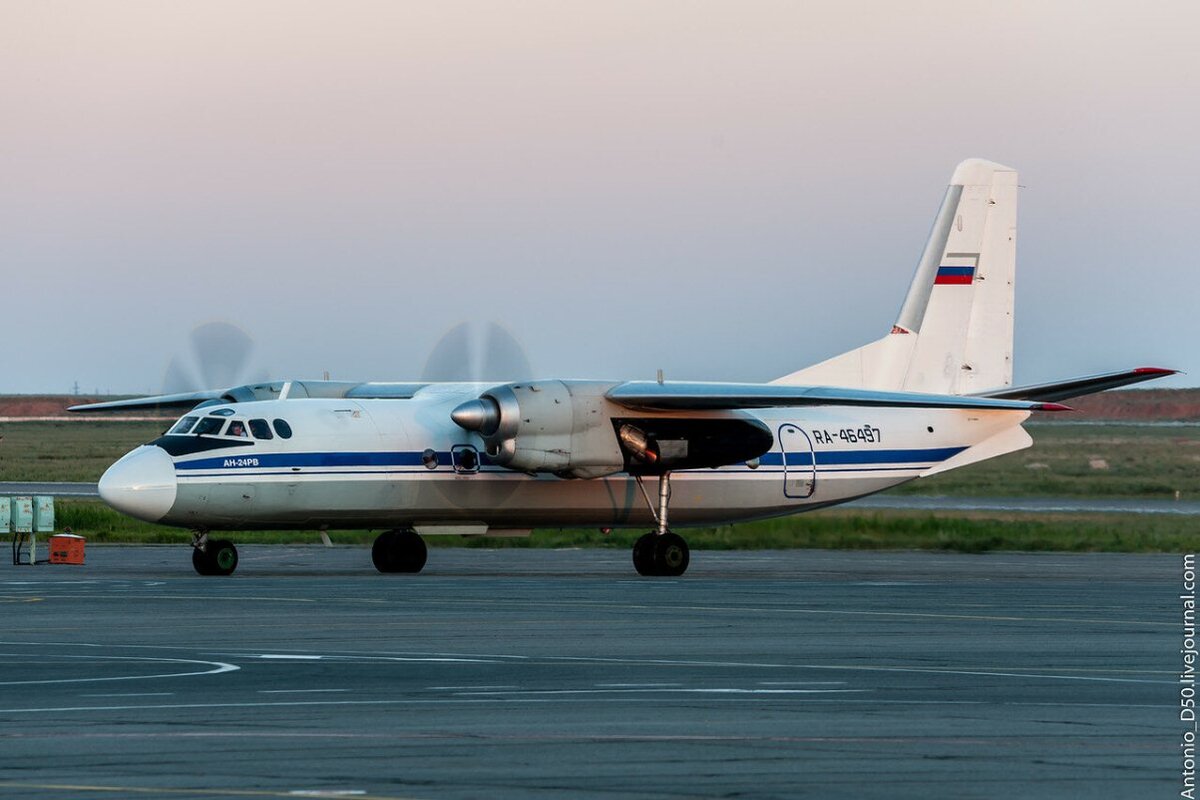 Ра самолет. Самолёт АН-24. АН-24 пассажирский самолёт. Антонов АН 24 самолет. АН-24б.