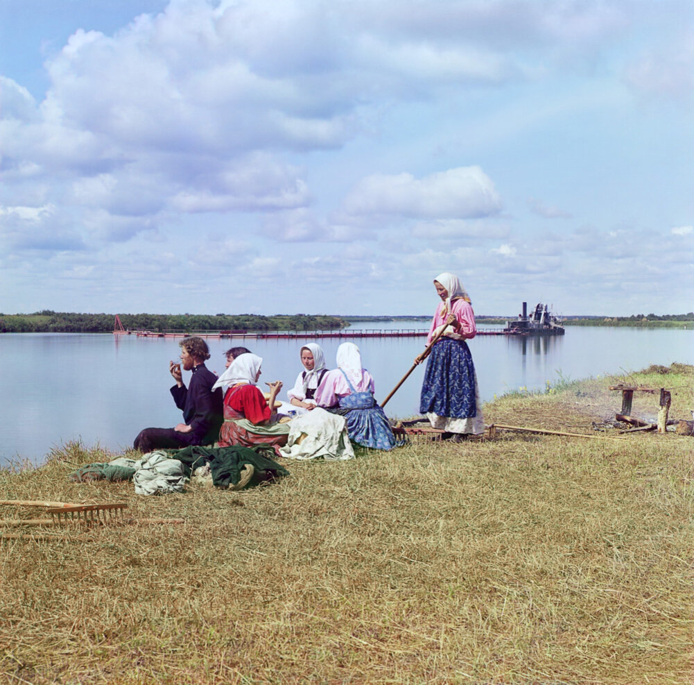 Прокудин-Горский. Обед на покосе. [Река Шексна.] 1909 год