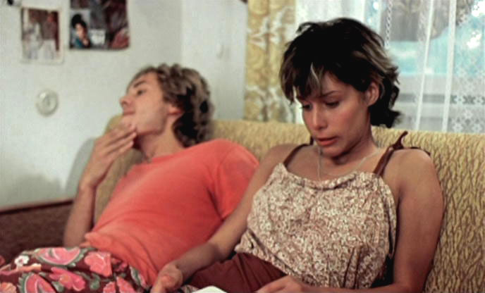 Знакомство с родителями и шорты в цветочек. Кадр из фильма "Маленькая Вера"