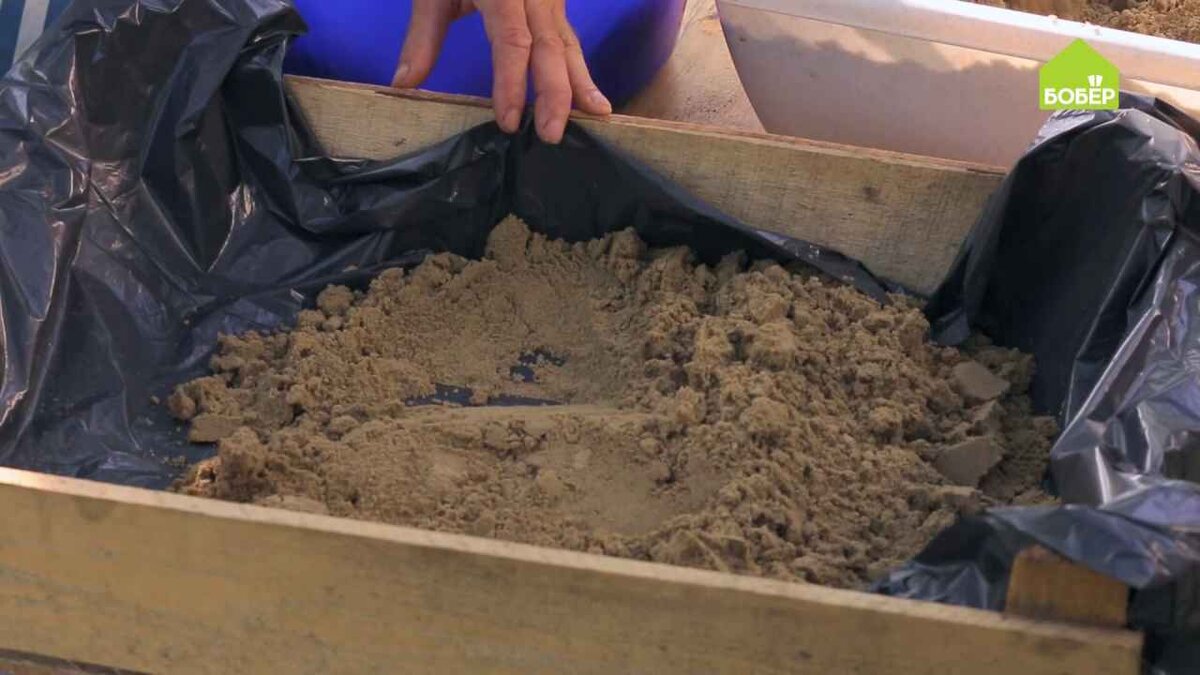 Насыпьте слой сухого песка.