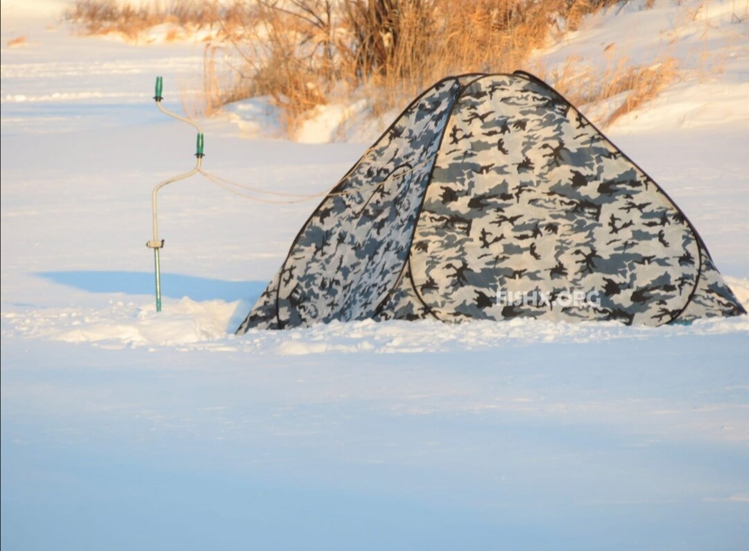 Зимняя палатка на реке