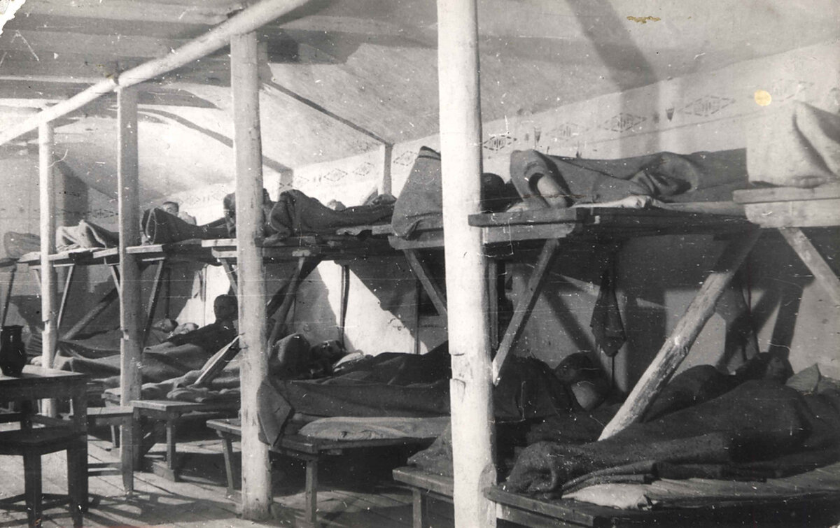 Лагерный барак. Из фотоальбома НКВД. ГА РФ