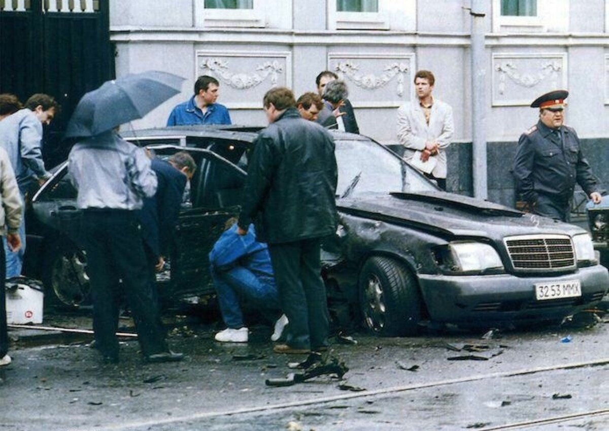 Х криминальные. Покушение на Бориса Березовского 1994. Покушение на Березовского 1994 Мерседес. Борис Березовский 90-е покушение. Взрыв машины Березовского 1994