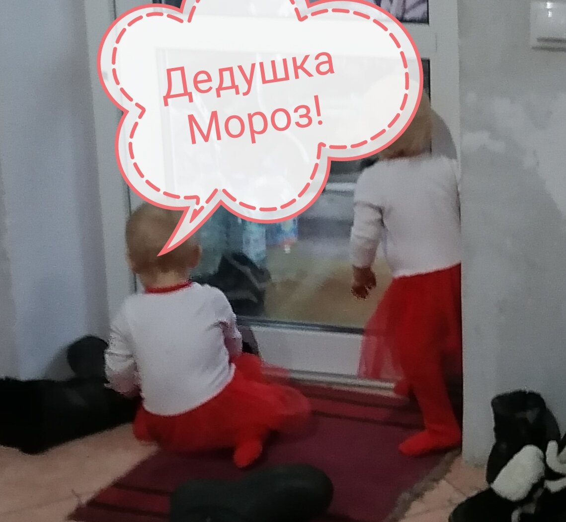 Двойняшки в новогодних нарядах ждут Деда Мороза 