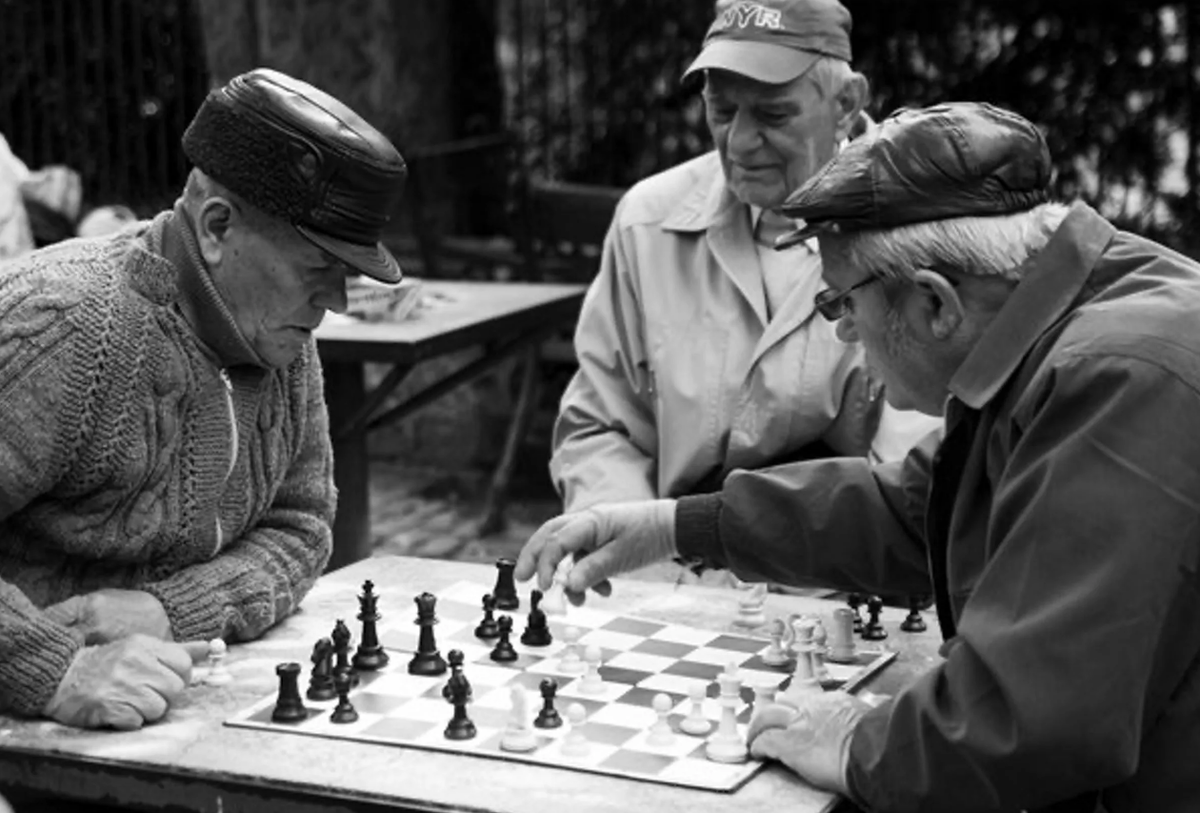 Мужчины играют в шахматы. Гирев шахматист. Шахматы СССР. Шахматисты СССР парк.