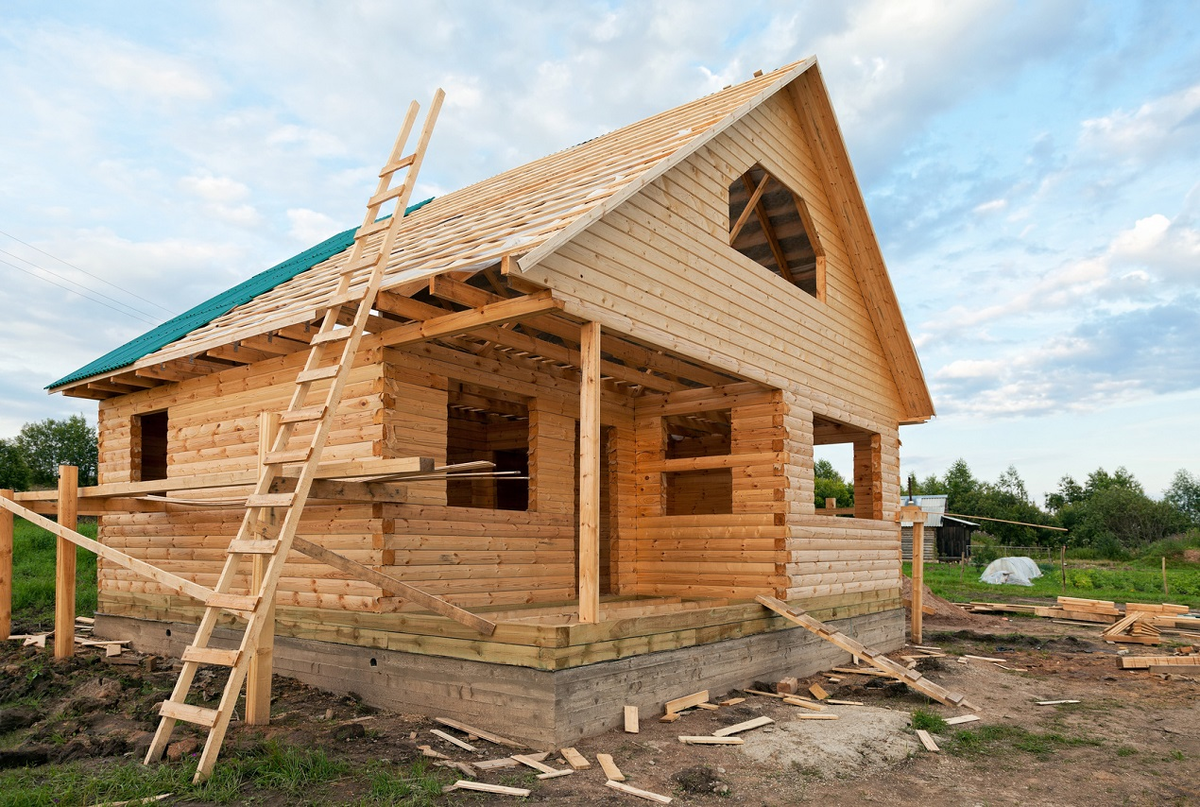 Строят ли дома. Дом из бруса стройка. Стройка домика из бруса. Недостроенный дом из бруса. Домик в деревне из бруса.