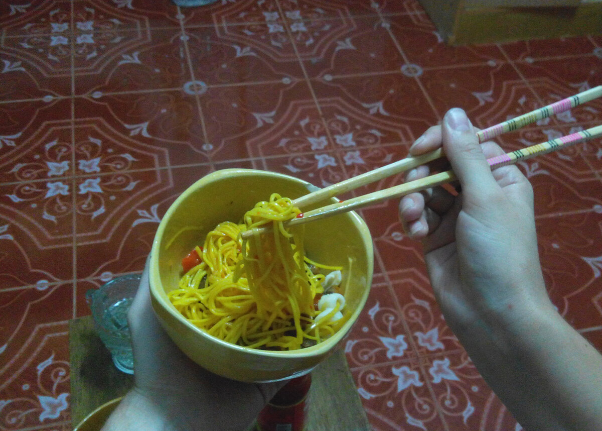 В моей жизни не всё всегда было хорошо. Был период, когда приходилось питаться лапшой быстрого приготовления. Фото 2014 год.