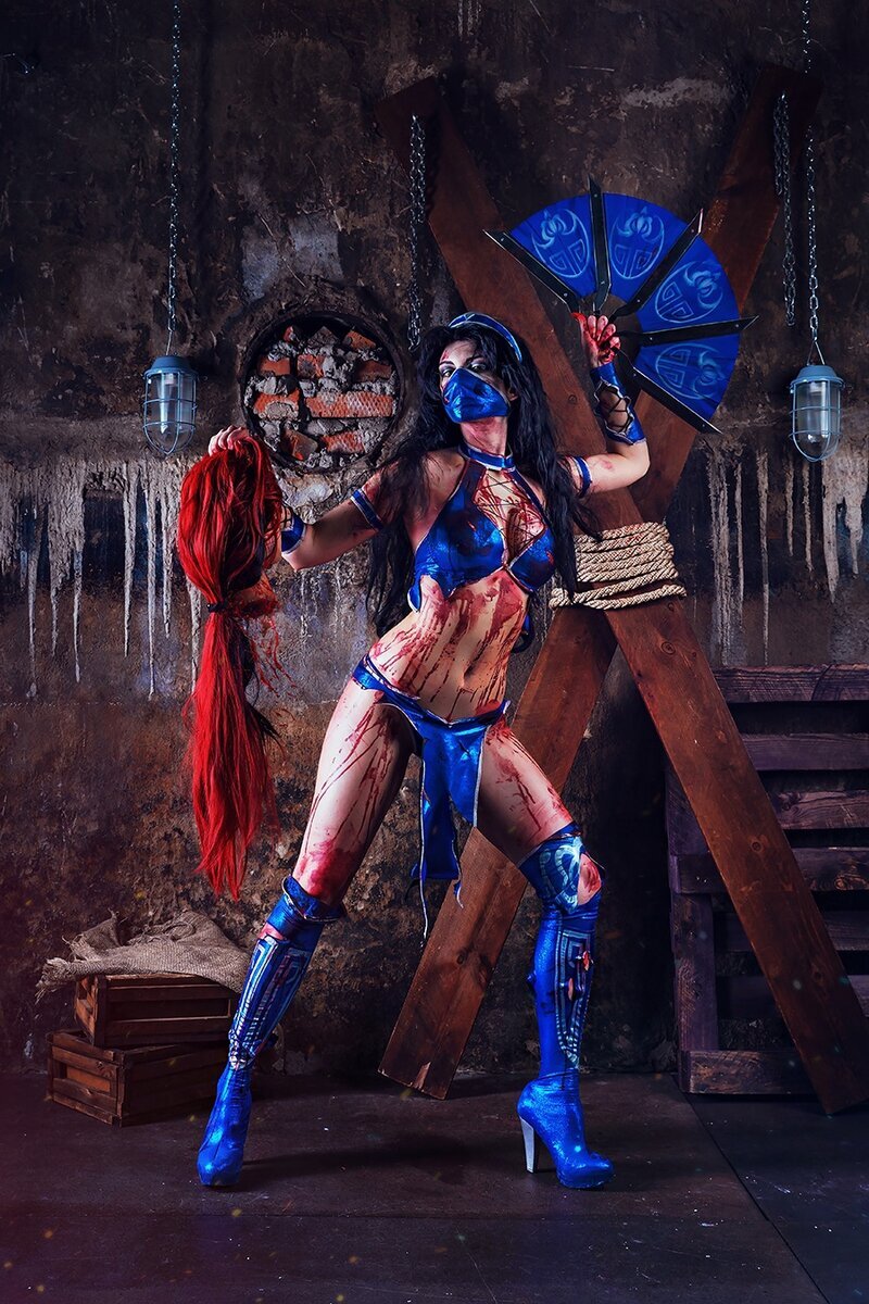 Косплееры из Новосибирска представили косплей на Китану и Скарлет из Mortal...