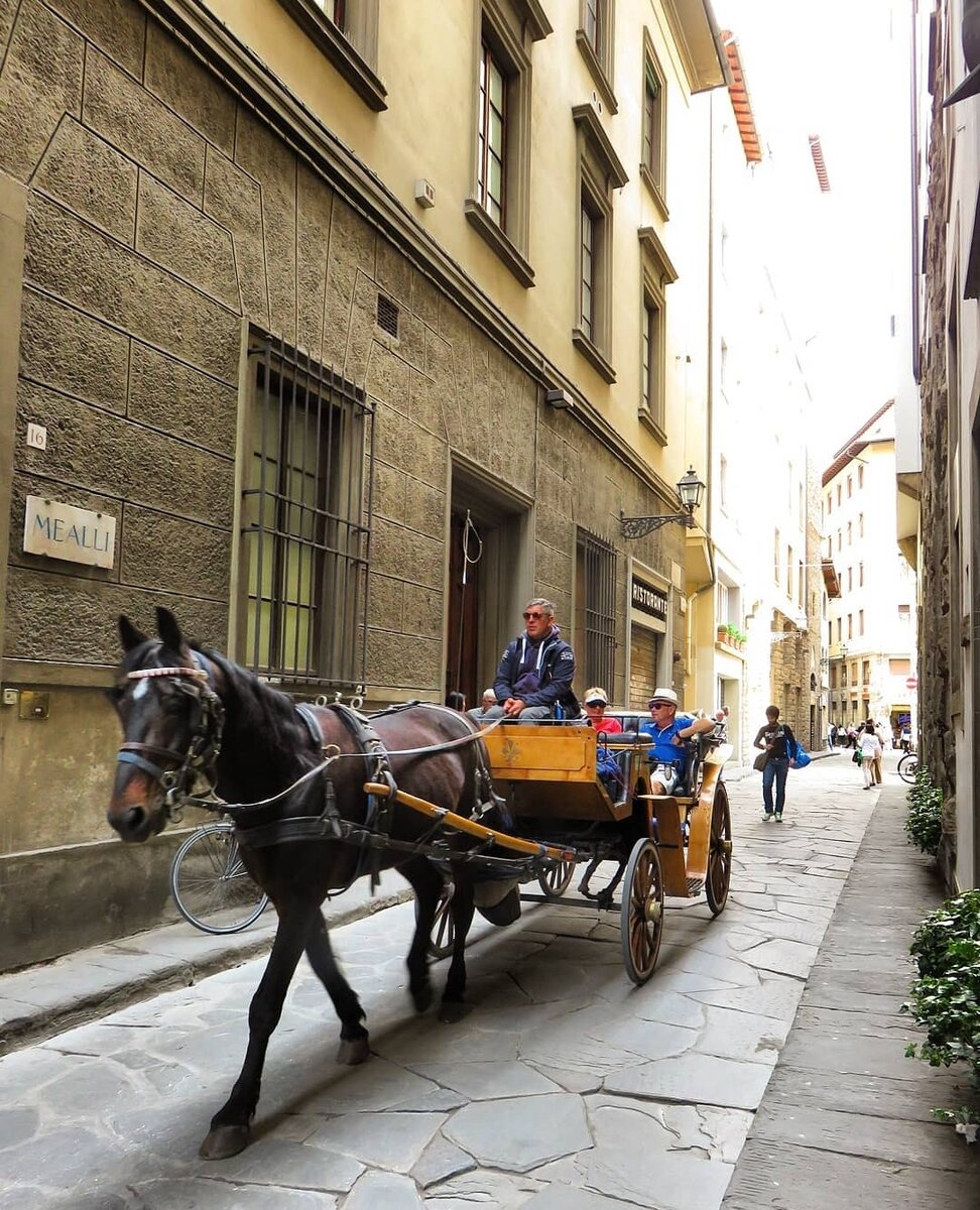 Via Borgo Santi Apostoli ведёт прямо к церкви (фото автора)