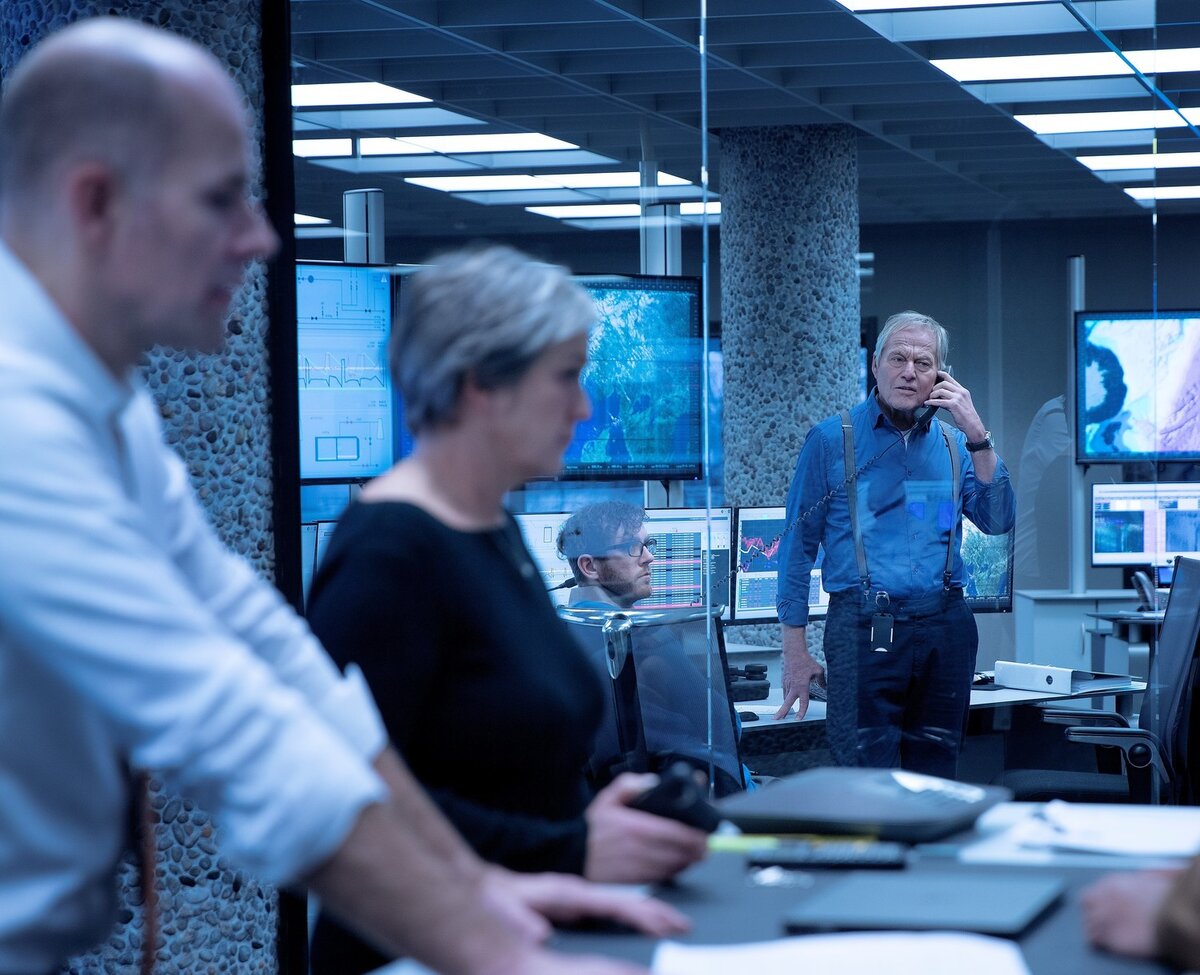 пылающее море фильм 2021 постер. фильмы про море 2022. пылающее море фильм 2022. фильмы 2021 2022. русский трейлер.