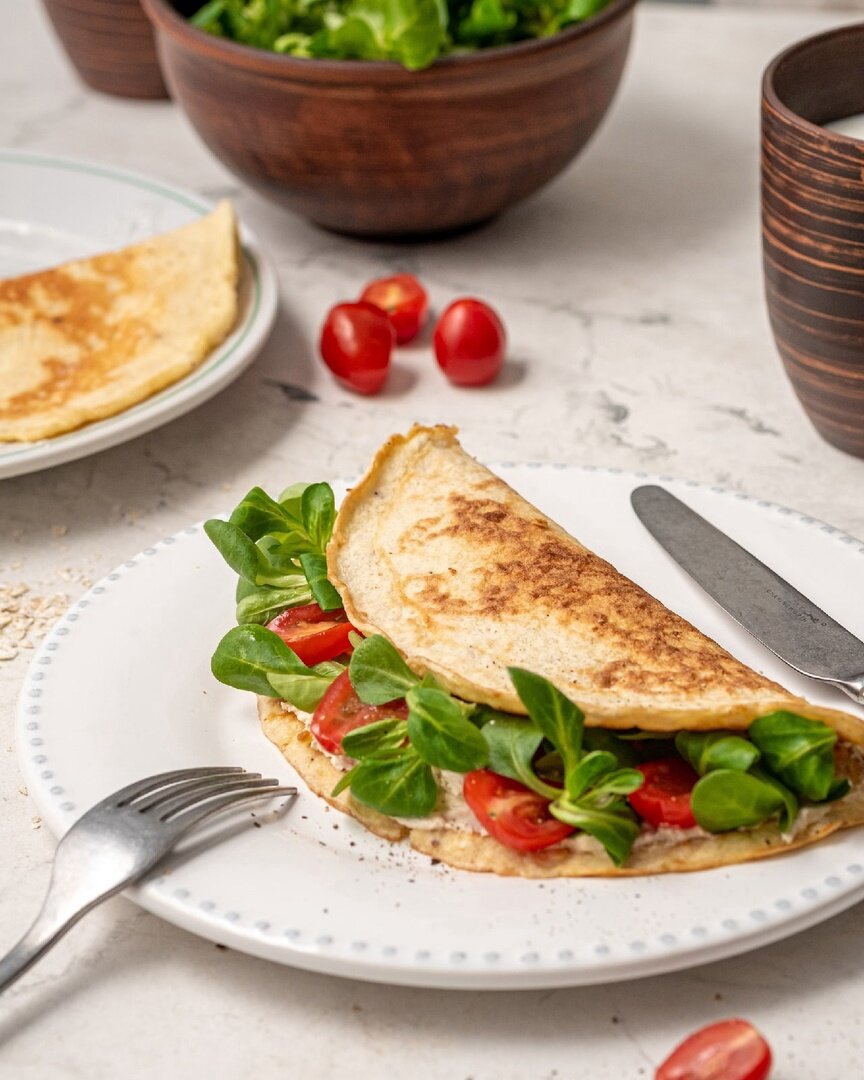 овсяноблин с творогом. завтрак на пп с овсяноблина. сырный овсяноблин. овсяноблин с сыром и помидорами. овсяноблин на завтрак рецепт.